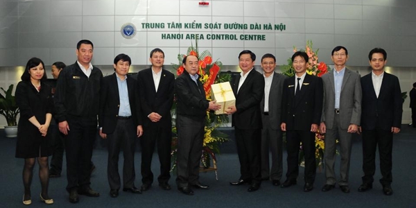 Bộ trưởng Đinh La Thăng tặng Bằng khen cho 02 Kíp trực của Công ty Quản lý bay miền Bắc